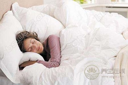 秋季睡眠時間多少正常?秋季睡眠的禁忌是什么?-易網<a href=http://www.jsjjzhkt.cn/ target=_blank class=infotextkey>健康養生</a>網 秋季睡眠時間多少正常?秋季睡眠的禁忌是什么?