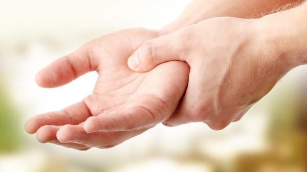 冬季寒潮來(lái)襲教你如何擺脫手腳冰冷的困擾-易網(wǎng)健康<a href=http://www.jsjjzhkt.cn/jkys/ target=_blank class=infotextkey>養(yǎng)生</a>網(wǎng) 冬季寒潮來(lái)襲教你如何擺脫手腳冰冷的困擾