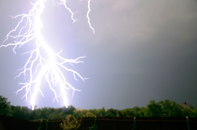 夏季雷雨天適合吃些什么,怎么預(yù)防雷雨天對(duì)身體的影響-易網(wǎng)健康<a href=http://www.jsjjzhkt.cn/jkys/ target=_blank class=infotextkey>養(yǎng)生</a>網(wǎng) 夏季雷雨天適合吃些什么,怎么預(yù)防雷雨天對(duì)身體的影響