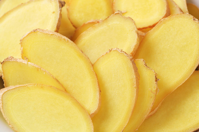 生姜擦頭皮有什么好處和壞處,護(hù)養(yǎng)頭發(fā)也需要適可而止!-易網(wǎng)健康<a href=http://www.jsjjzhkt.cn/jkys/ target=_blank class=infotextkey>養(yǎng)生</a>網(wǎng) 生姜擦頭皮有什么好處和壞處,護(hù)養(yǎng)頭發(fā)也需要適可而止!