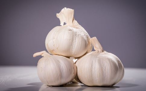 青光眼患者最好少吃大蒜 吃大蒜的好處 養(yǎng)眼的食物 干眼癥 <a href=http://www.jsjjzhkt.cn/tags-白內(nèi)障.html target=_blank class=infotextkey>白內(nèi)障</a>