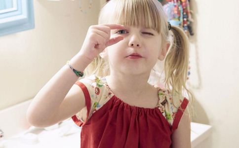 飛沙入眼后的正確處理法! 沙子入眼 角膜 角膜潰瘍 潰瘍 醫院