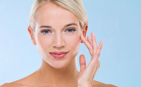 冬季女性如何為眼睛“補(bǔ)水”呢? 冬季如何補(bǔ)水 冬季如何保濕 用眼過度 涂抹眼霜