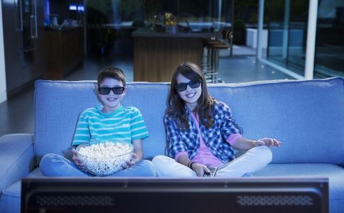 該不該讓孩子看電視 孩子看電視 保護(hù)眼睛的方法