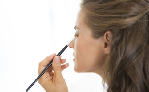 去除眼袋的5個簡單方法 怎么去眼袋 去除眼袋的方法 如何去除眼袋