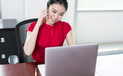 長時間看電腦<a href=http://www.jsjjzhkt.cn/tags-眼睛干澀.html target=_blank class=infotextkey>眼睛干澀</a>怎么辦呢? 眼睛干澀怎么辦 眼睛發脹 青光眼 <a href=http://www.jsjjzhkt.cn/tags-白內障.html target=_blank class=infotextkey>白內障</a>