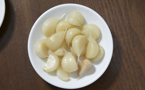 大蒜吃太多對(duì)眼睛有害嗎? 大蒜 干眼癥 上火 <a href=http://www.jsjjzhkt.cn/tags-白內(nèi)障.html target=_blank class=infotextkey>白內(nèi)障</a> 養(yǎng)肝