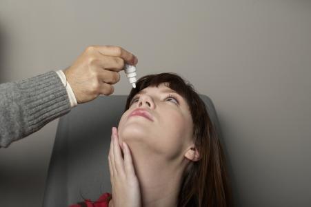 眼睛干澀滴眼藥水為何越滴越干? 眼睛干澀滴眼藥水為何越滴越干?