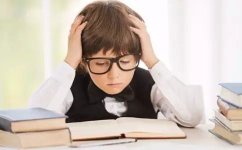 孩子近視了，究竟是坐在教室前排好還是后排好？