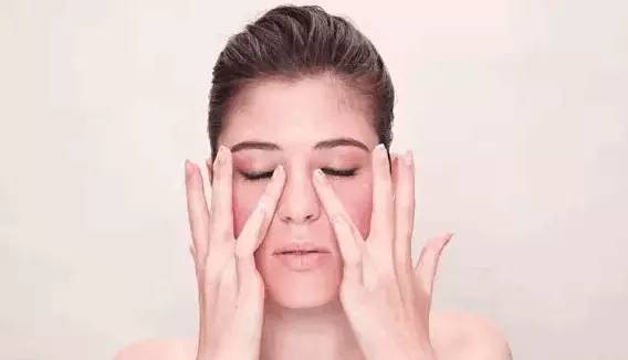 眼睛浮腫黑眼圈，4類眼部問題按摩法搞定！