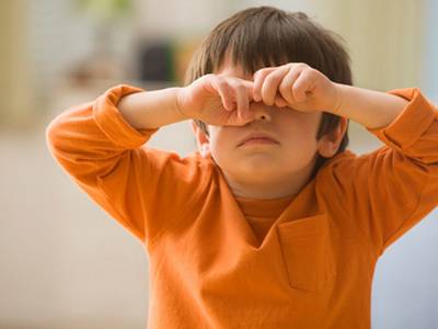 寶寶為什么揉眼睛？只是困了那么簡單嗎？