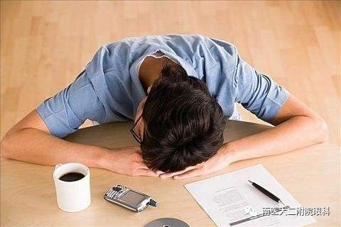 戴隱形眼鏡的小伙伴，秋乏午覺別趴著睡