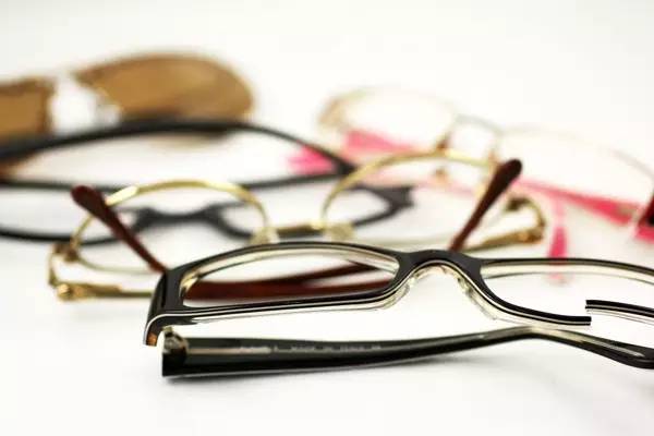 這四大壞習慣,容易加速眼鏡損壞 這四大壞習慣,容易加速眼鏡損壞