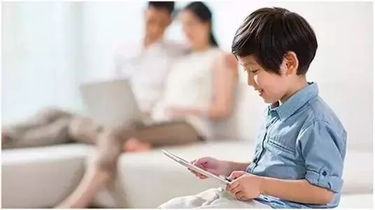 別做近視“幫兇”，生活中應及時糾正孩子錯誤用眼