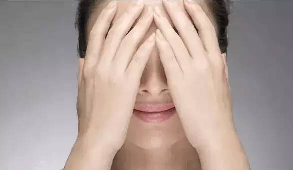 眼睛浮腫黑眼圈，4類眼部問題按摩法搞定！