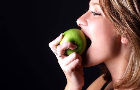 手機(jī)玩太久,眼睛干澀?這8個護(hù)眼小技巧你一定要學(xué)會 手機(jī)玩太久,眼睛干澀?這8個護(hù)眼小技巧你一定要學(xué)會