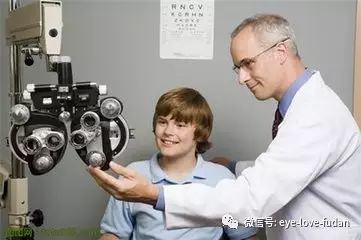 愛瞇眼、愛歪頭?孩子身上的這四種行為家長要多留意 愛瞇眼、愛歪頭?孩子身上的這四種行為家長要多留意