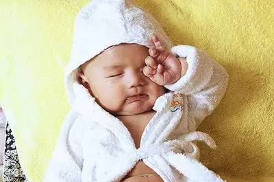 寶寶為什么揉眼睛？只是困了那么簡單嗎？