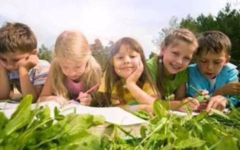 別做近視“幫兇”，生活中應及時糾正孩子錯誤用眼