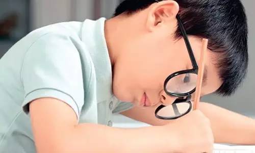 假性近視如何判斷？九個細節認清孩子是否近視！