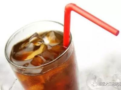 注意！近視眼患者要少喝碳酸飲料！