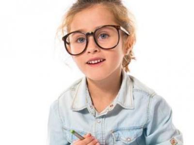 遠視眼有哪些癥狀？及時發現青少年兒童遠視眼