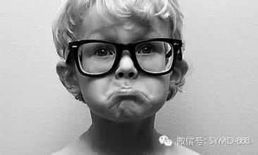 9個小細節說明孩子可能已近視!