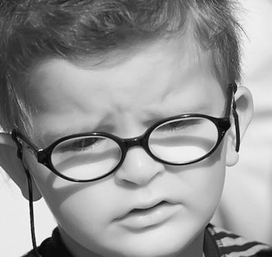 近視的人喜歡瞇眼睛會(huì)造成哪些危害？