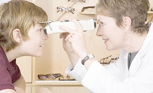 孩子配鏡不對或加深近視!配鏡時要注意這些事項(xiàng) 孩子配鏡不對或加深近視!配鏡時要注意這些事項(xiàng)