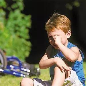 兒童走路易摔跤或弱視導(dǎo)致