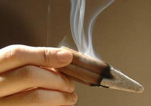 艾灸的禁忌是什么(五大忌諱)-易網健康<a href=http://www.jsjjzhkt.cn/jkys/ target=_blank class=infotextkey>養生</a>網 艾灸的禁忌是什么(五大忌諱)