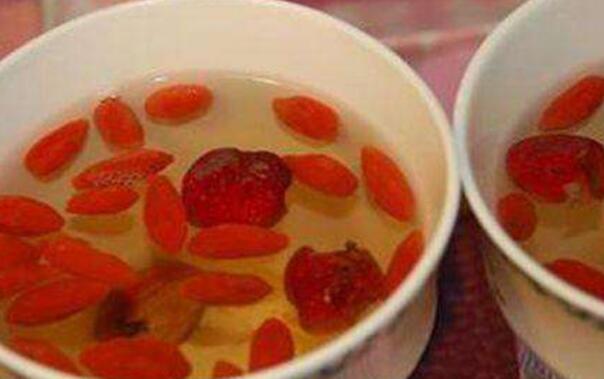 黑枸杞泡水喝的功效與作用-易網健康<a href=http://www.jsjjzhkt.cn/jkys/ target=_blank class=infotextkey>養生</a>網 黑枸杞泡水喝的功效與作用