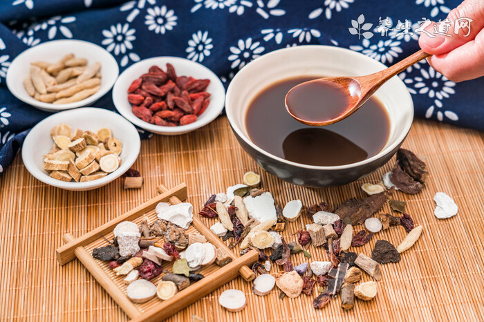 喝中藥如何減少苦味-易網<a href=http://www.jsjjzhkt.cn/ target=_blank class=infotextkey>健康養生</a>網 喝中藥如何減少苦味