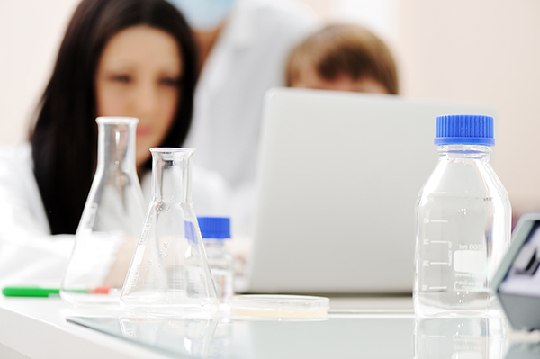 治療膝蓋疼的偏方?去膝蓋寒氣的小妙招-易網健康<a href=http://www.jsjjzhkt.cn/jkys/ target=_blank class=infotextkey>養生</a>網 治療膝蓋疼的偏方?去膝蓋寒氣的小妙招