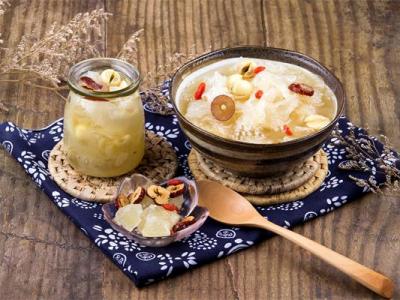 銀耳湯的功效與作用(紅棗銀耳湯的功效與作用)