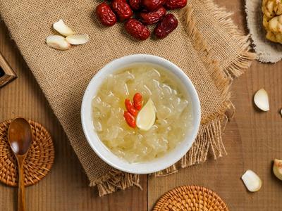 女人每天喝一碗銀耳湯好嗎(長期吃銀耳的好處)