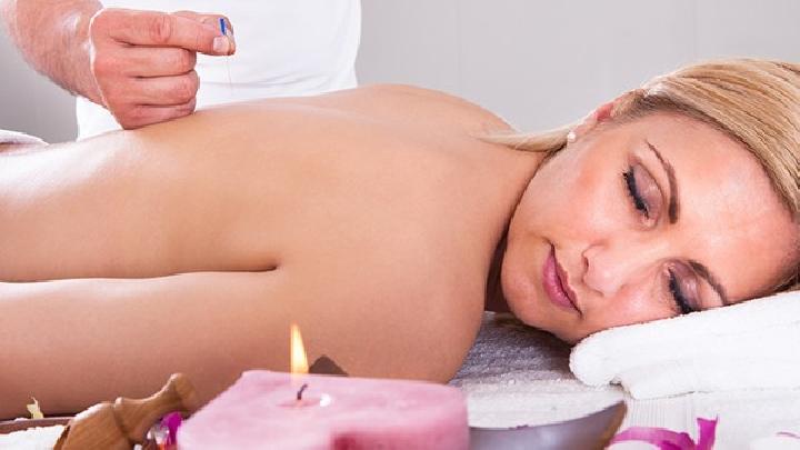 做足底按摩應該注意什么 足底按摩的8個準備事項-易網(wǎng)<a href=http://www.jsjjzhkt.cn/ target=_blank class=infotextkey>健康養(yǎng)生</a>網(wǎng) 做足底按摩應該注意什么 足底按摩的8個準備事項