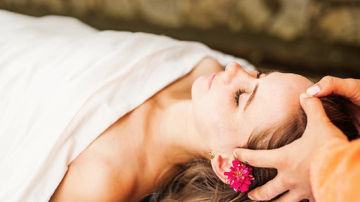 得了頸椎病如何按摩比較好 按摩3穴位助你輕松擺脫頸椎病-易網(wǎng)健康<a href=http://www.jsjjzhkt.cn/jkys/ target=_blank class=infotextkey>養(yǎng)生</a>網(wǎng) 得了頸椎病如何按摩比較好 按摩3穴位助你輕松擺脫頸椎病