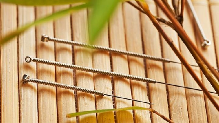 扎馬尾辮是導致斑禿的兇手 中醫針灸治療斑禿有絕招-易網健康養生網 扎馬尾辮是導致斑禿的兇手 中醫針灸治療斑禿有絕招