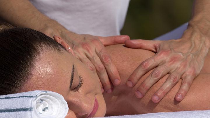 中醫(yī)保健按摩的好處是什么?經(jīng)常按摩會給身體帶來這些好處-易網(wǎng)<a href=http://www.jsjjzhkt.cn/ target=_blank class=infotextkey>健康養(yǎng)生</a>網(wǎng) 中醫(yī)保健按摩的好處是什么?經(jīng)常按摩會給身體帶來這些好處