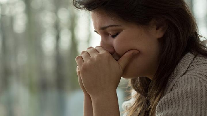 頭痛患者如何按摩可以有效緩解 這樣給頭部做按摩立即止痛-易網(wǎng)健康<a href=http://www.jsjjzhkt.cn/jkys/ target=_blank class=infotextkey>養(yǎng)生</a>網(wǎng) 頭痛患者如何按摩可以有效緩解 這樣給頭部做按摩立即止痛