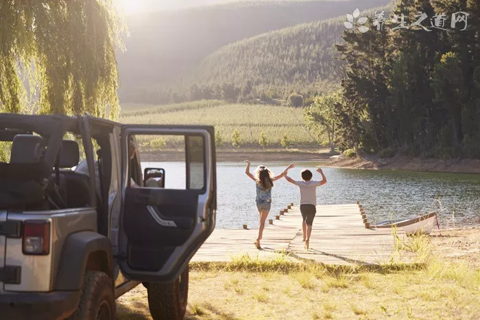 被雷擊后如何急救-易網<a href=http://www.jsjjzhkt.cn/ target=_blank class=infotextkey>健康養生</a>網 被雷擊后如何急救