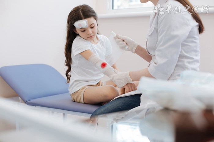 5歲半雙胞胎女孩被繼爺爺砍斷腳筋-易網(wǎng)<a href=http://www.jsjjzhkt.cn/ target=_blank class=infotextkey>健康養(yǎng)生</a>網(wǎng) 5歲半雙胞胎女孩被繼爺爺砍斷腳筋