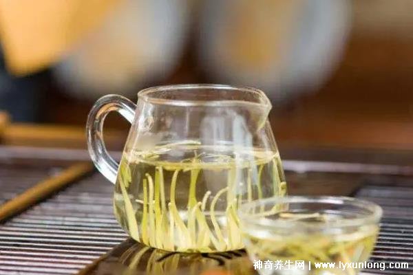 金銀花專治十種病,感冒/牙痛/痤瘡/咽喉腫痛(每天20g泡水喝好)-易網(wǎng)<a href=http://www.jsjjzhkt.cn/ target=_blank class=infotextkey>健康養(yǎng)生</a>網(wǎng) 金銀花專治十種病,感冒/牙痛/痤瘡/咽喉腫痛(每天20g泡水喝好)