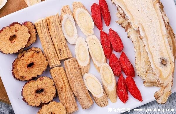 喝了一年當(dāng)歸黃芪水臉色太好了,當(dāng)歸+黃芪+紅棗+枸杞+老姜-易網(wǎng)<a href=http://www.jsjjzhkt.cn/ target=_blank class=infotextkey>健康養(yǎng)生</a>網(wǎng) 喝了一年當(dāng)歸黃芪水臉色太好了,當(dāng)歸+黃芪+紅棗+枸杞+老姜