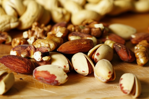 香榧的功效與作用、禁忌和食用方法-易網<a href=http://www.jsjjzhkt.cn/ target=_blank class=infotextkey>健康養生</a>網 香榧的功效與作用、禁忌和食用方法